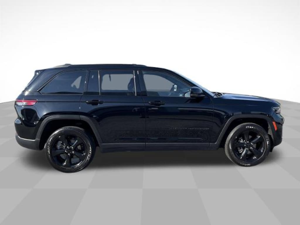 Used 2023 Jeep Grand Cherokee Laredo SUV