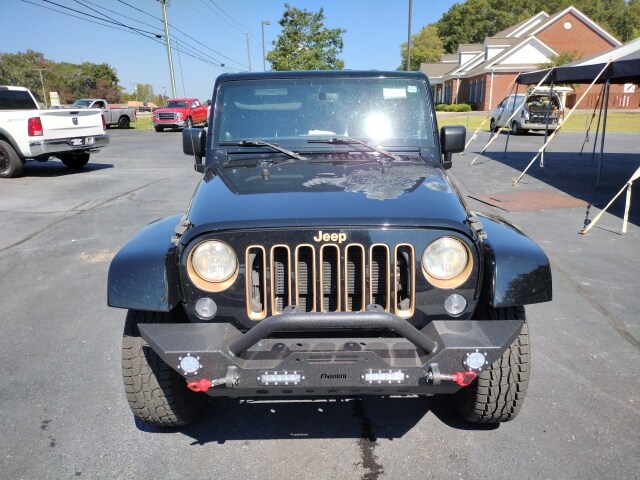 2014 Jeep Wrangler Unlimited Sahara photo 2