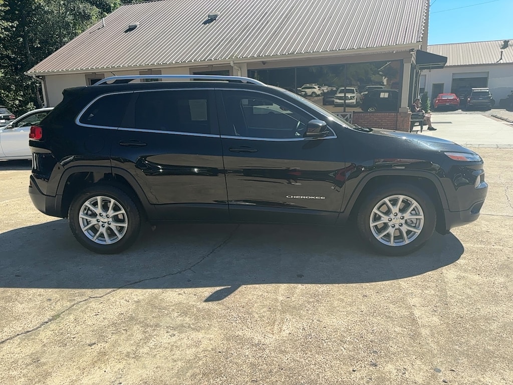 Used 2017 Jeep Cherokee Latitude FWD SUV