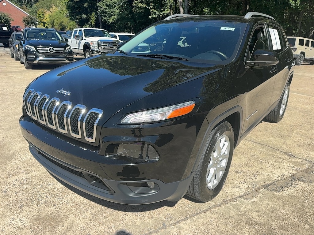 Used 2017 Jeep Cherokee Latitude FWD SUV