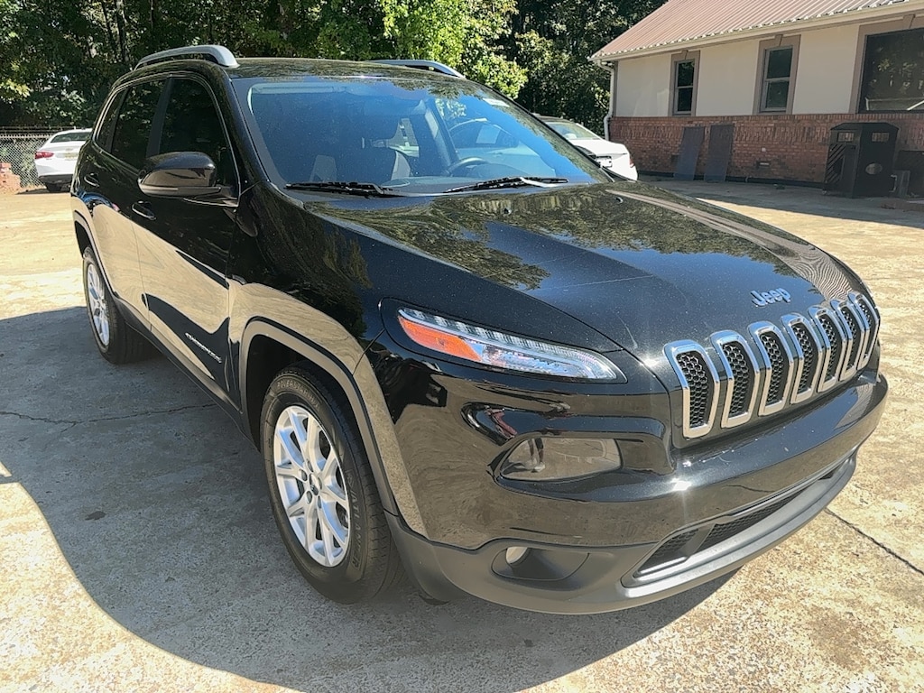 Used 2017 Jeep Cherokee Latitude FWD SUV
