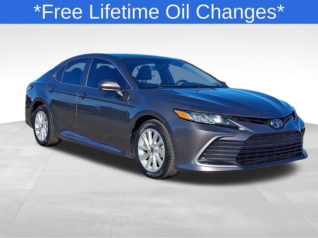 2022 Toyota Camry LE's photo