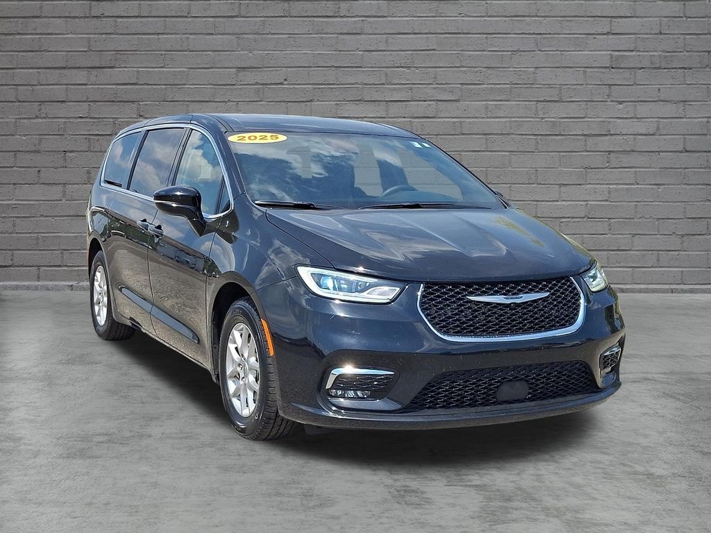 Used 2025 Chrysler Pacifica Select Minivan/Van