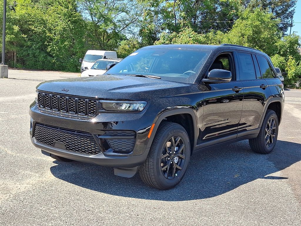 2025 Jeep Grand Cherokee Altitude photo 3