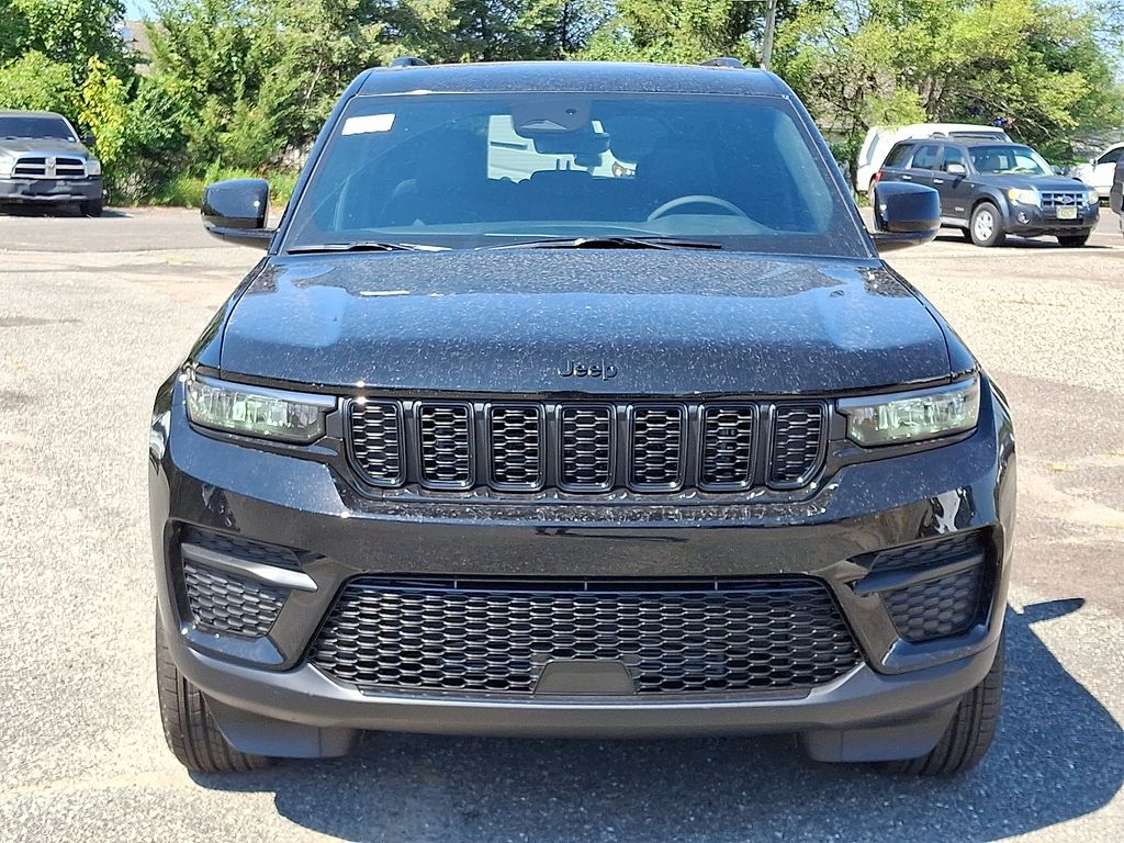 2025 Jeep Grand Cherokee Altitude photo 2