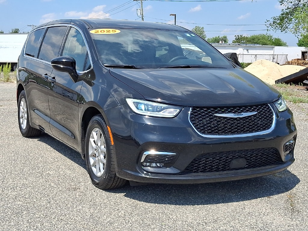 Used 2025 Chrysler Pacifica Select Minivan/Van