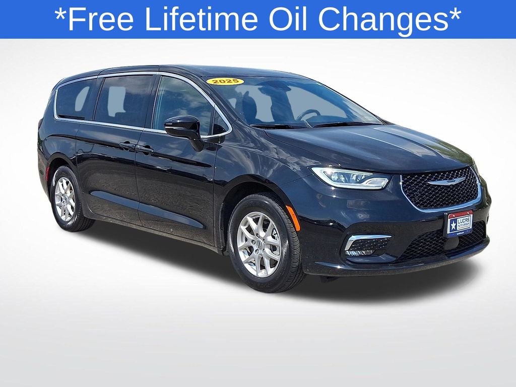 2025 Chrysler Pacifica Select's photo