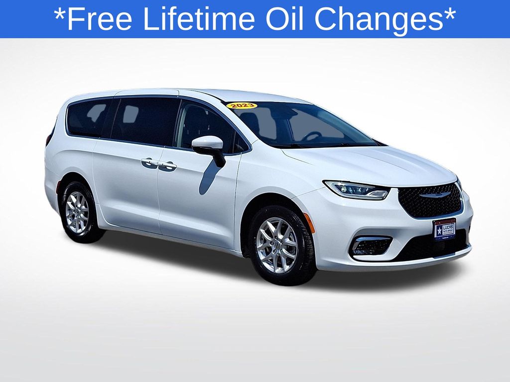 2023 Chrysler Pacifica Touring L's photo