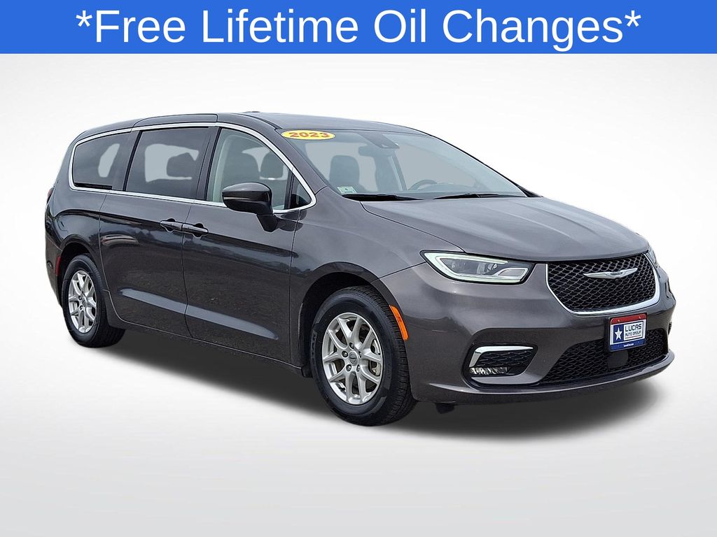 2023 Chrysler Pacifica Touring L's photo