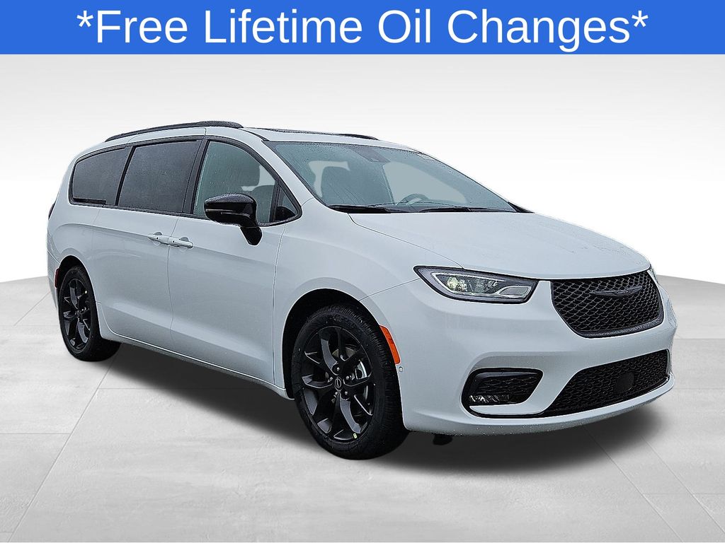 2026 Chrysler Pacifica Limited's photo