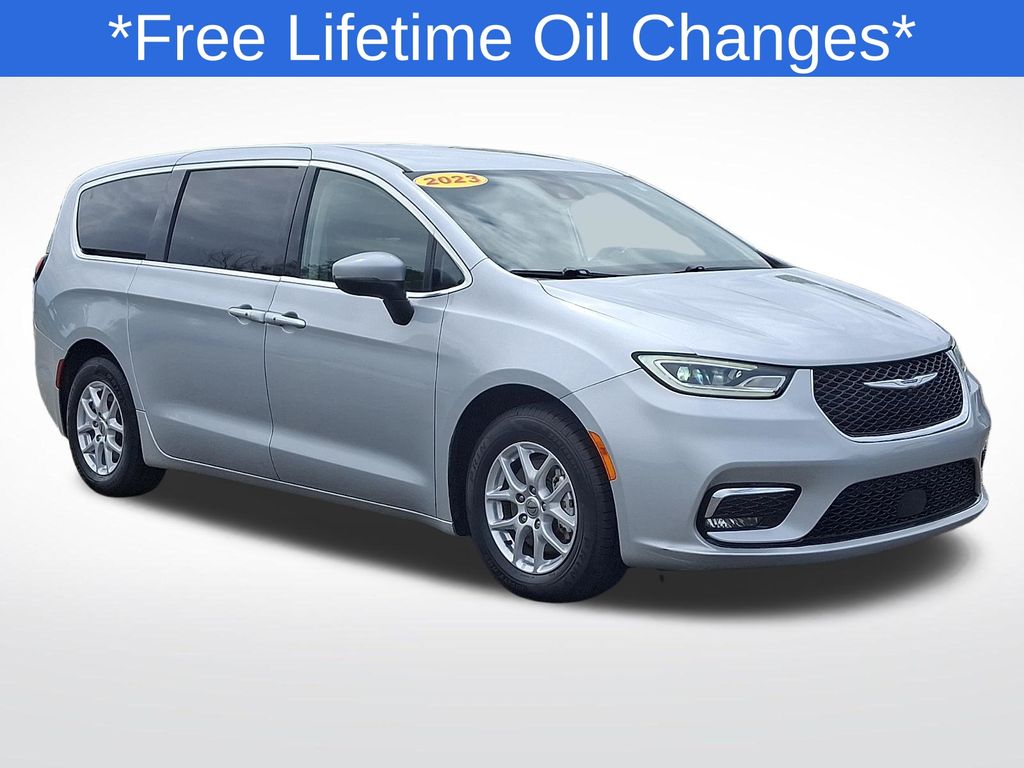 2023 Chrysler Pacifica Touring L's photo