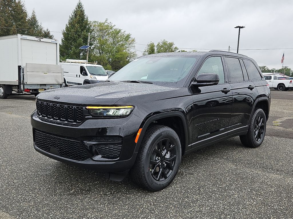 2025 Jeep Grand Cherokee Altitude photo 2