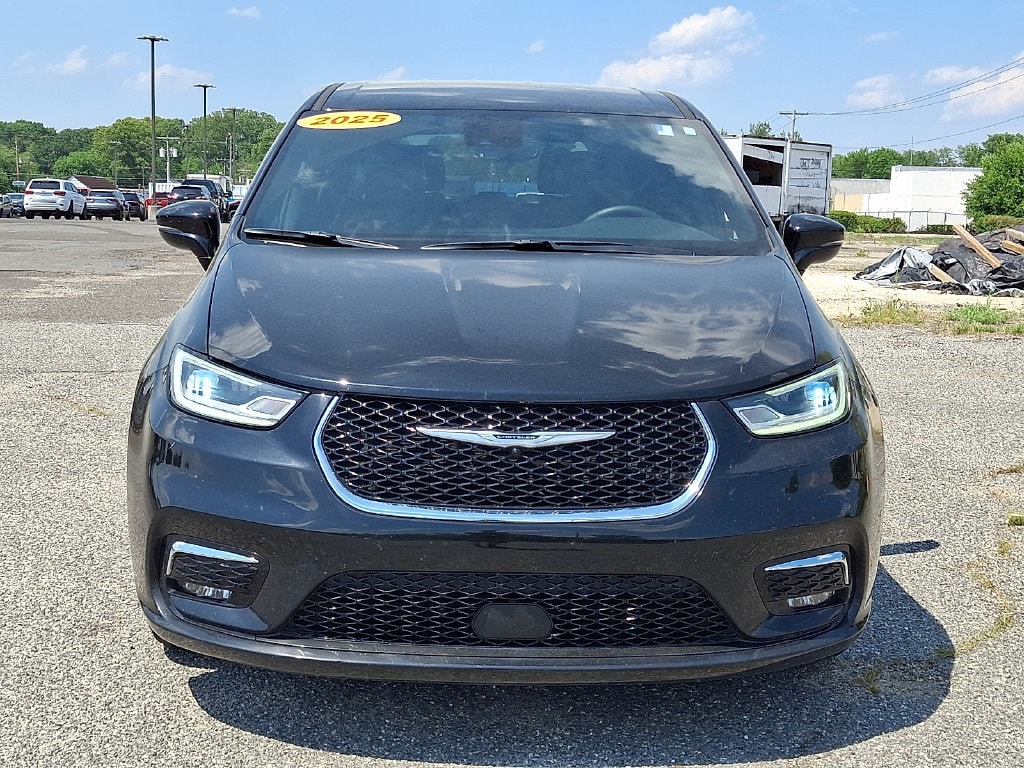 Used 2025 Chrysler Pacifica Select Minivan/Van