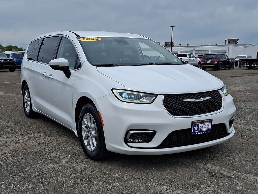 Used 2023 Chrysler Pacifica Touring L Minivan/Van