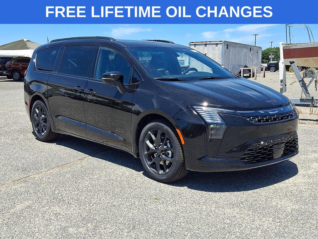 2027 Chrysler Pacifica Limited's photo