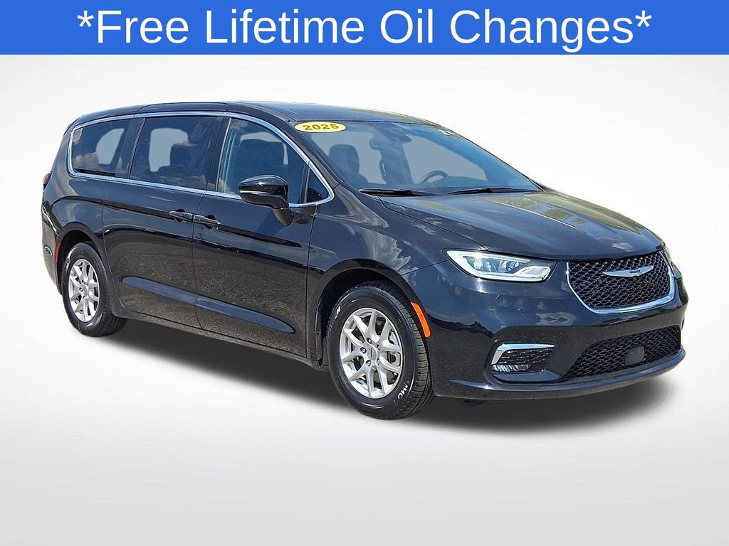 2025 Chrysler Pacifica Select's photo