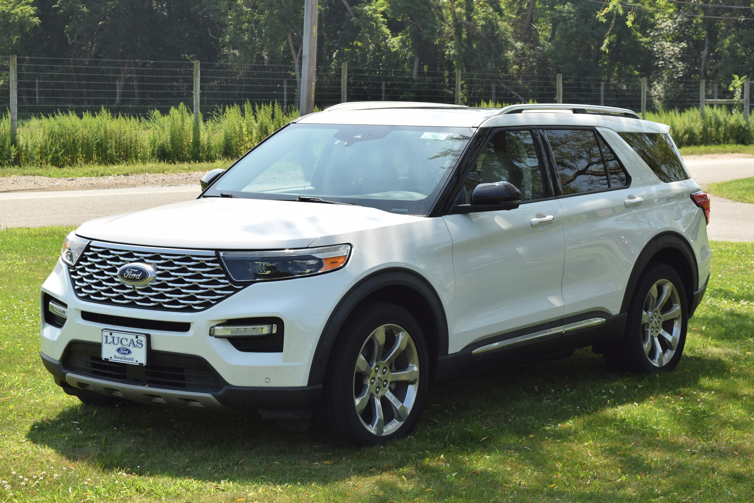 2020 Ford Explorer Platinum photo 2