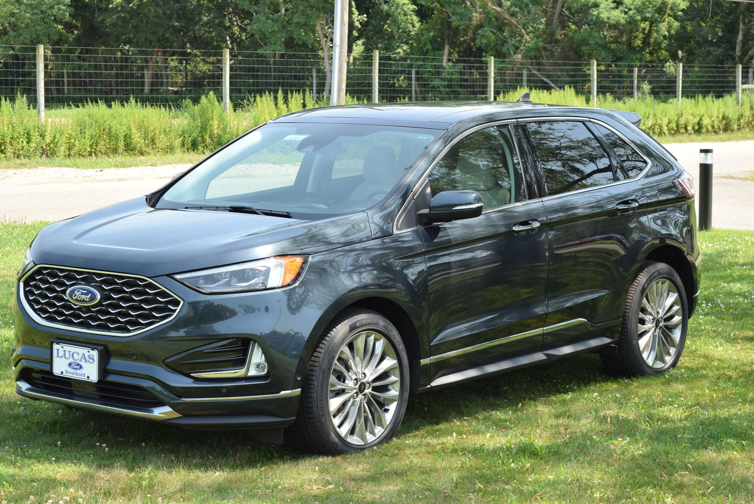2022 Ford Edge Titanium photo 3