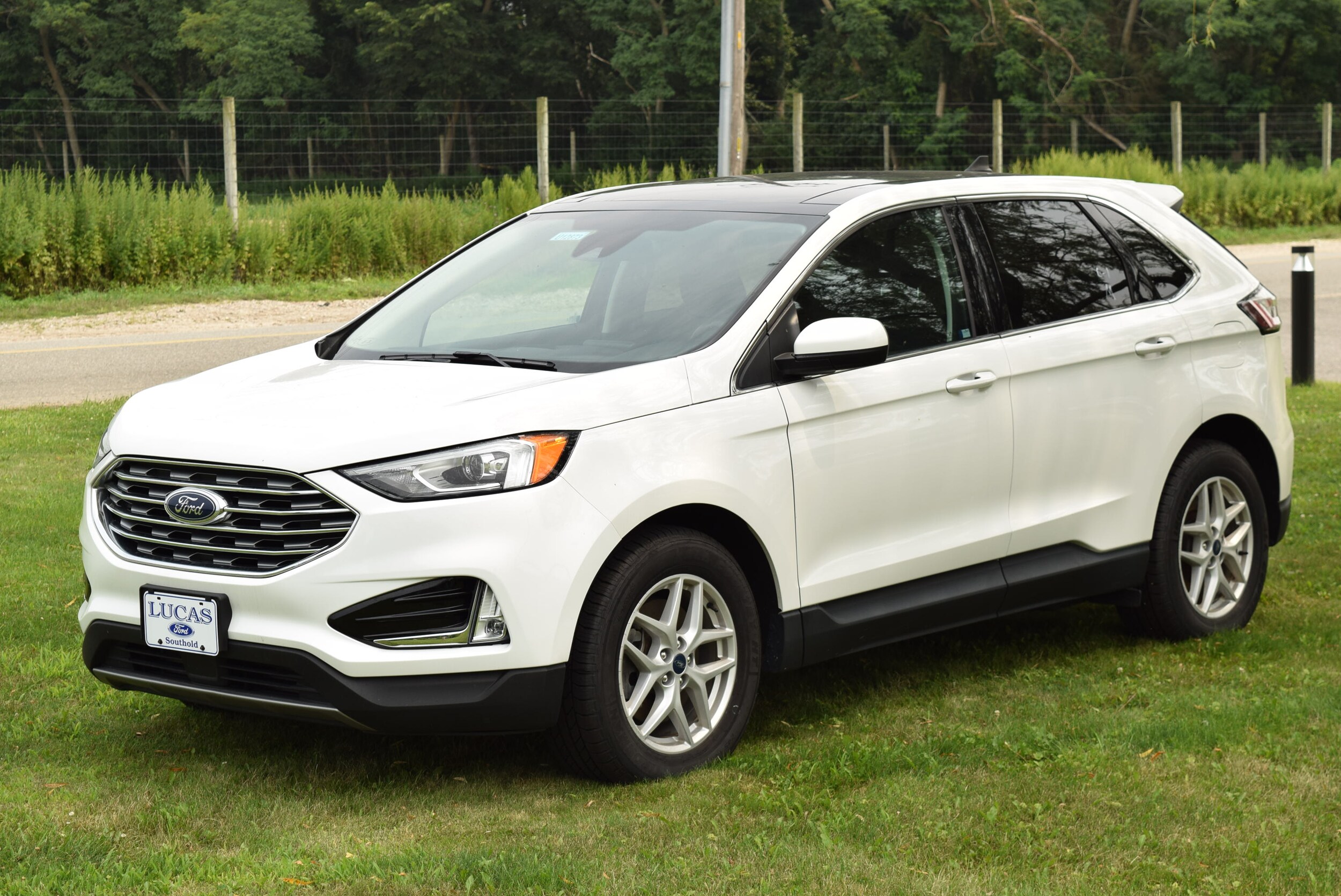 2021 Ford Edge SEL photo 2
