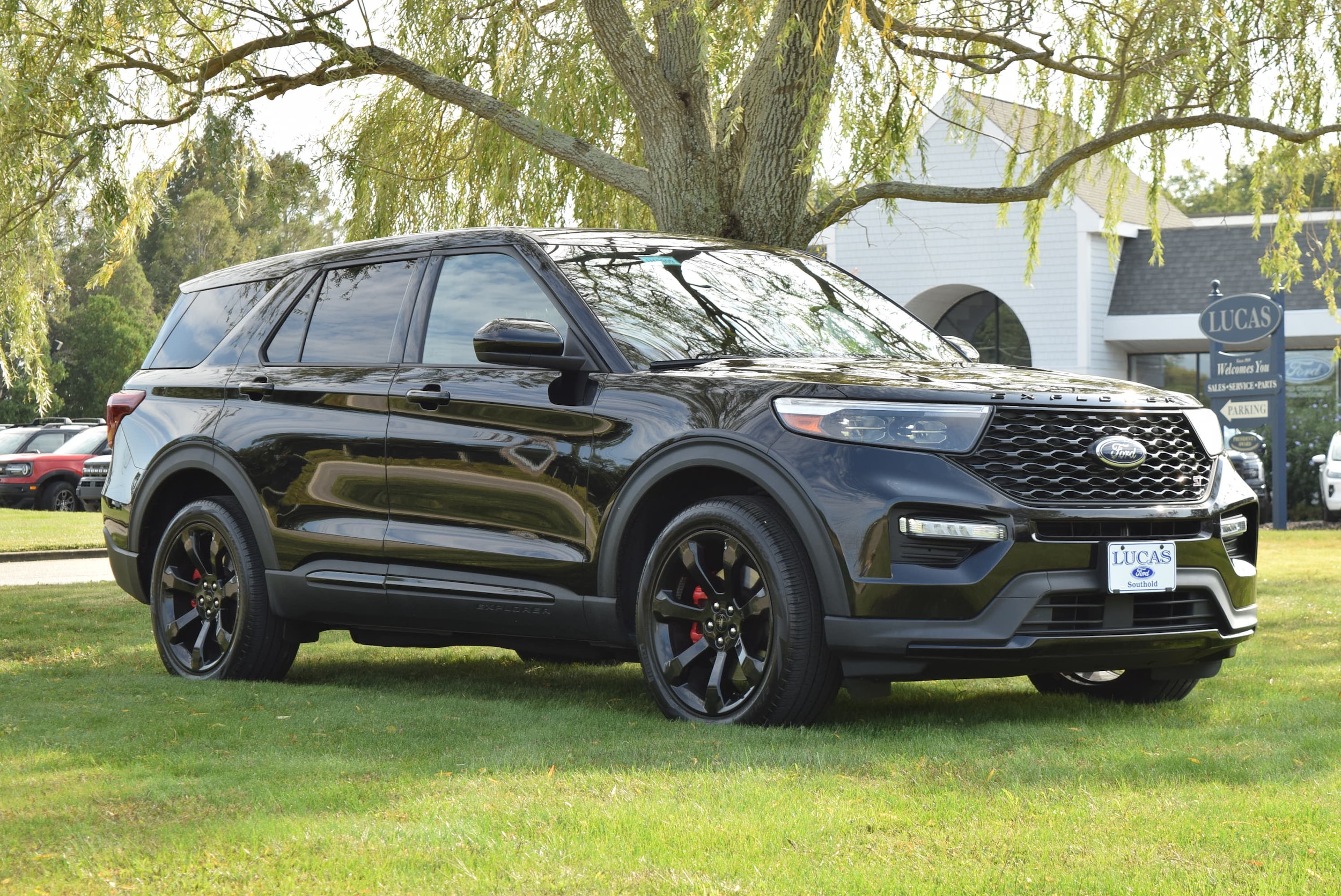 2022 Ford Explorer ST's photo