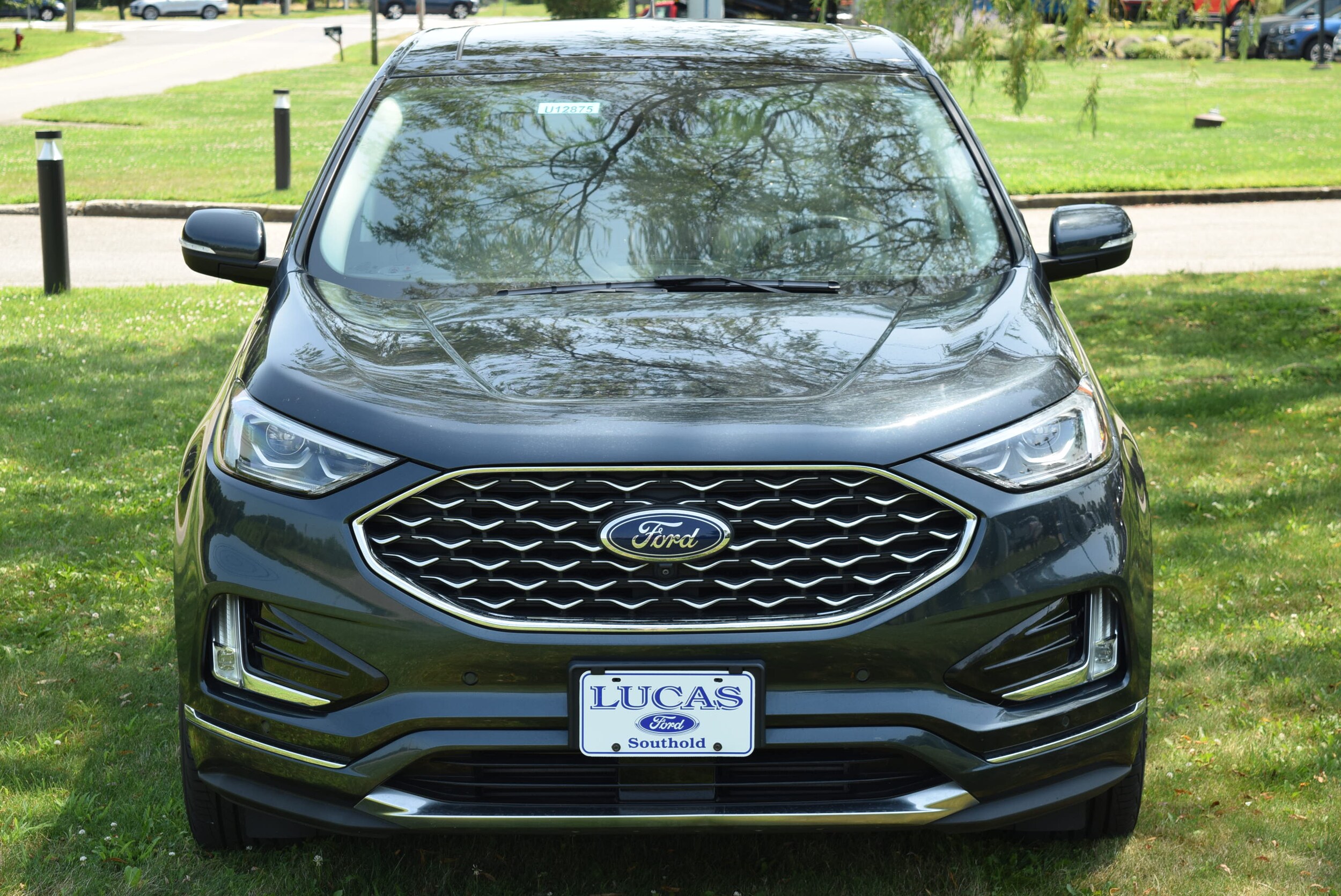 2022 Ford Edge Titanium photo 2