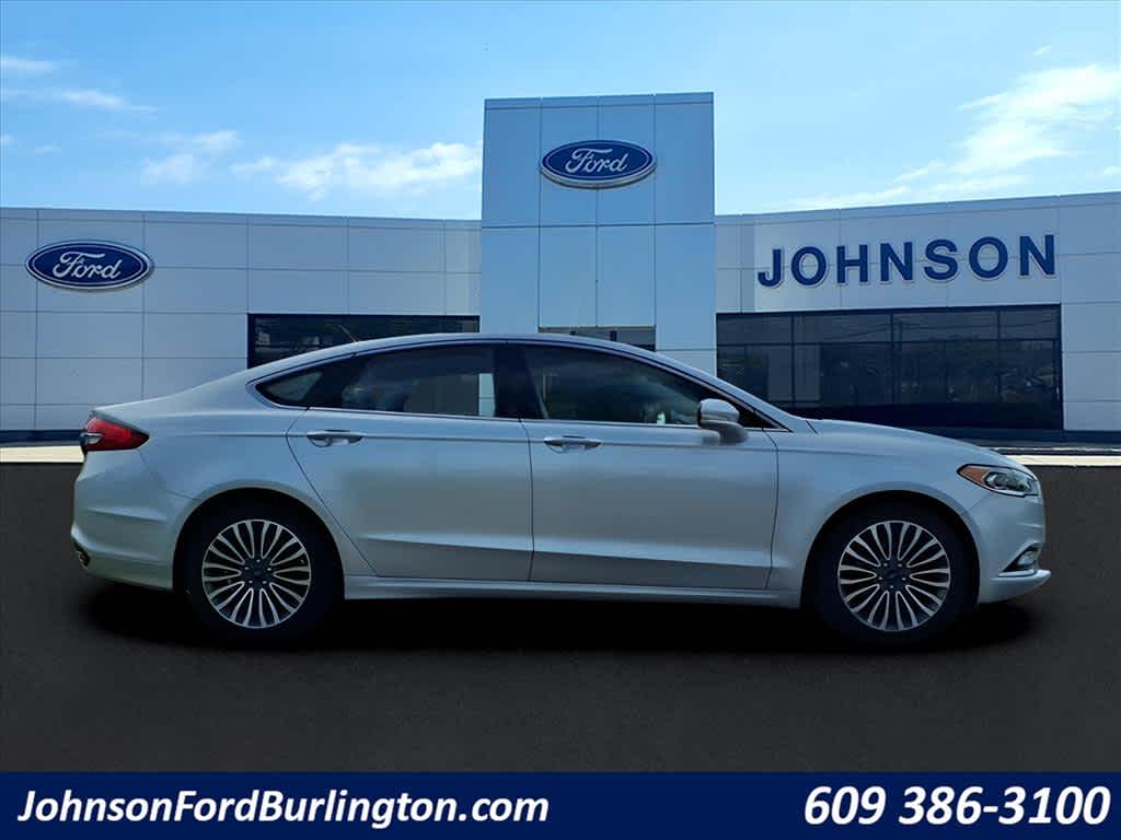 2017 Ford Fusion SE photo 2