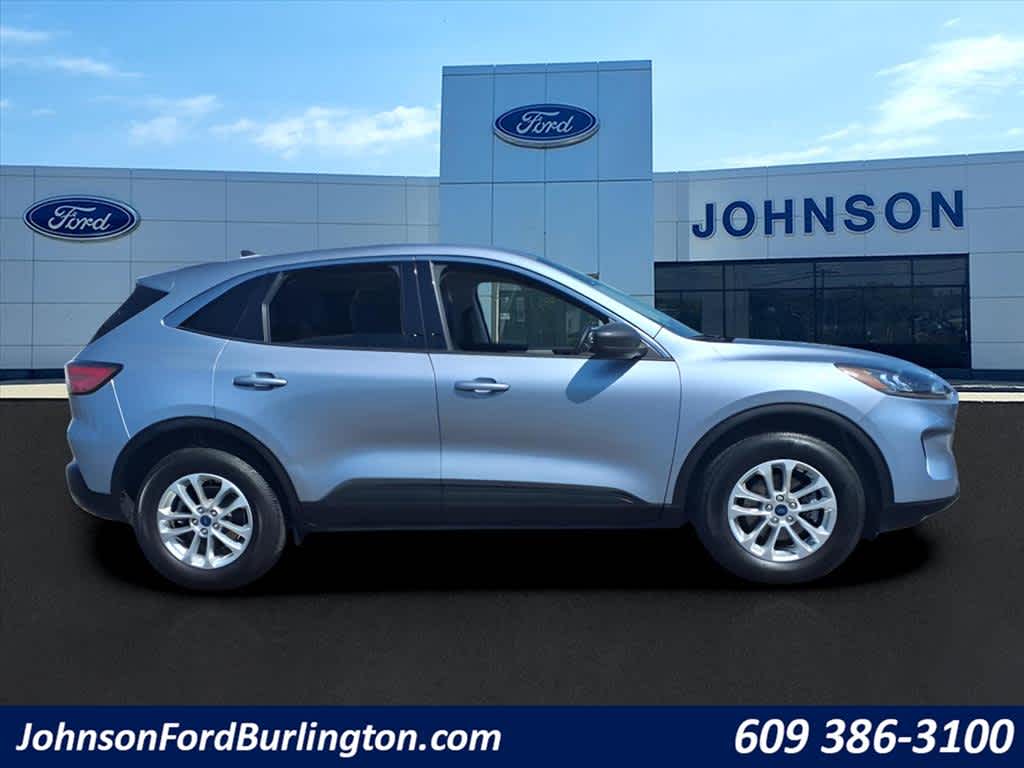 2022 Ford Escape SE photo 2