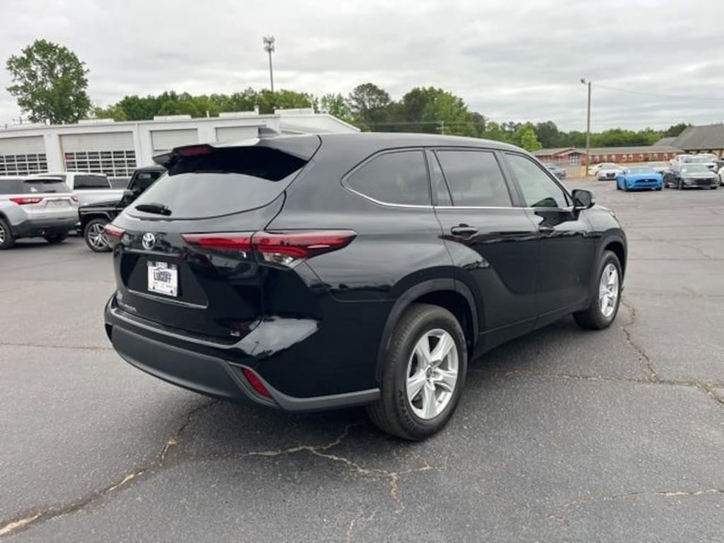 Used 2024 Toyota Highlander LE