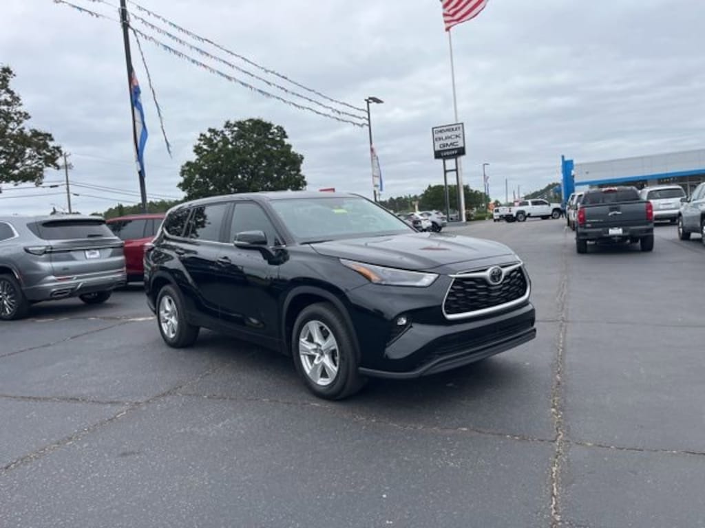 Used 2024 Toyota Highlander LE