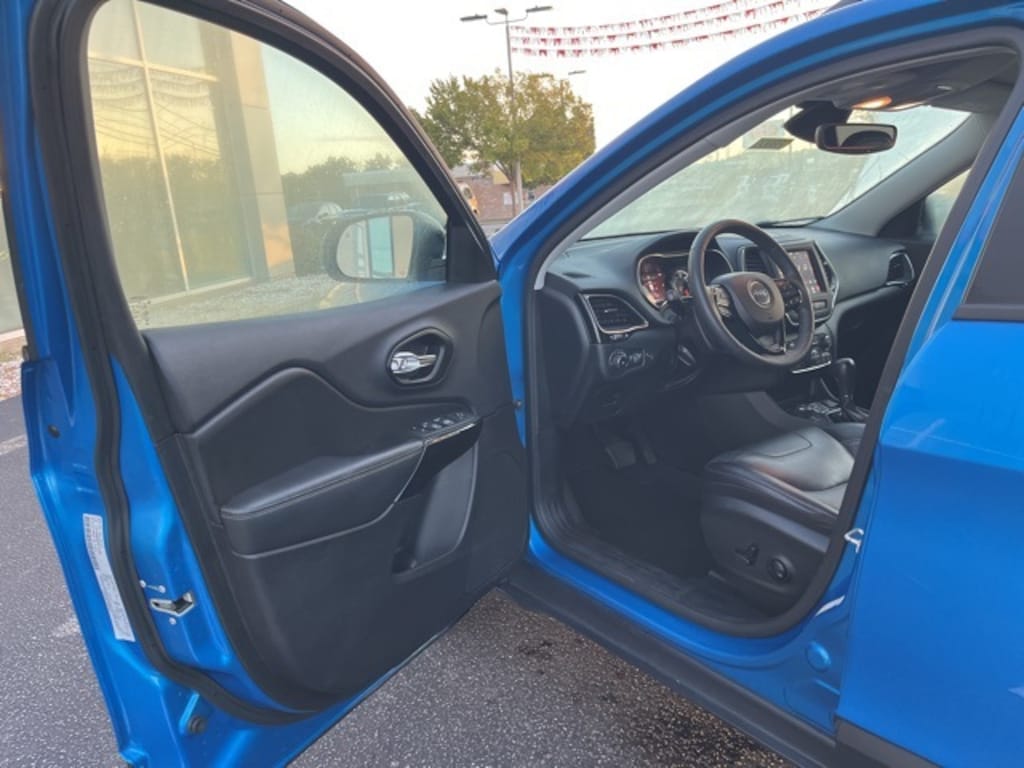 Used 2023 Jeep Cherokee Altitude Lux SUV