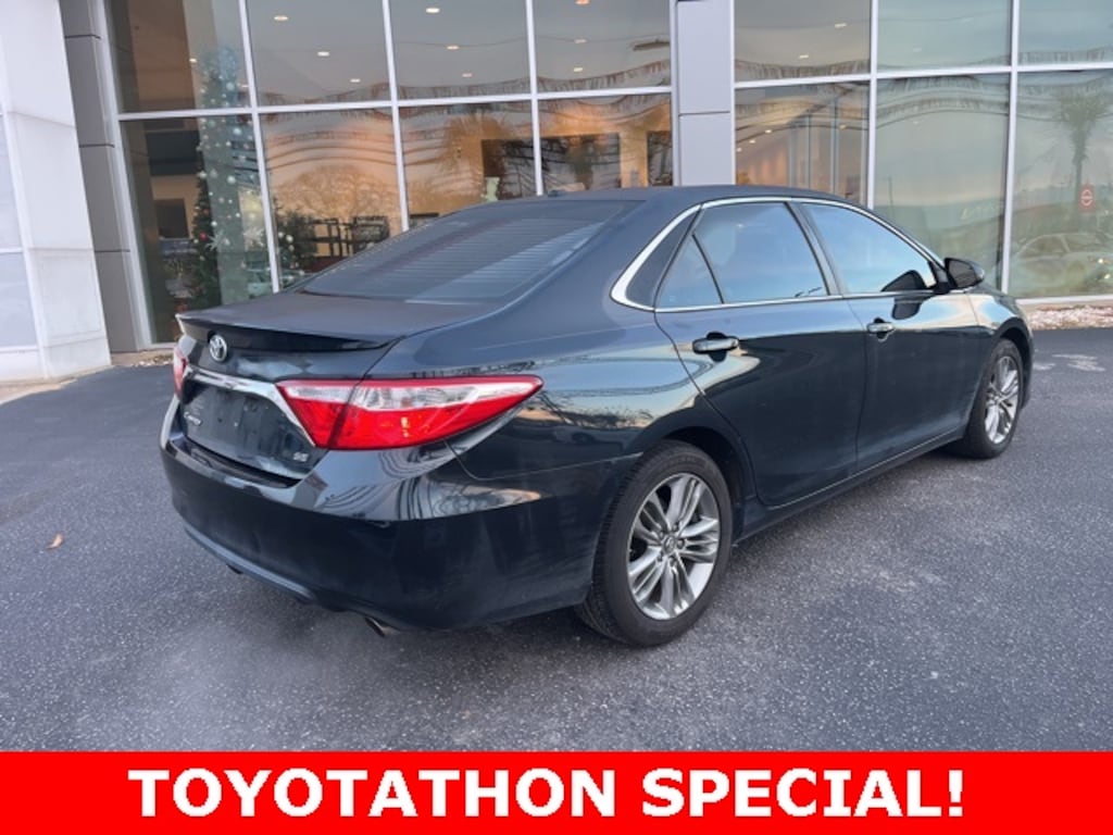 Used 2017 Toyota Camry SE Sedan