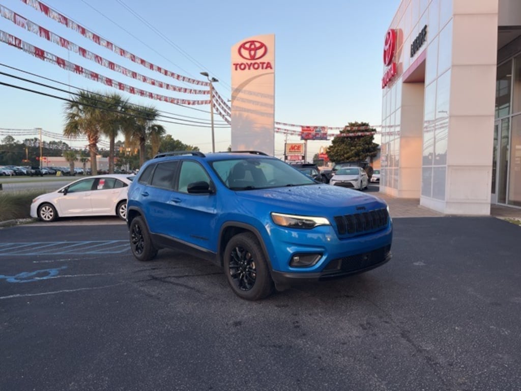 Used 2023 Jeep Cherokee Altitude Lux SUV