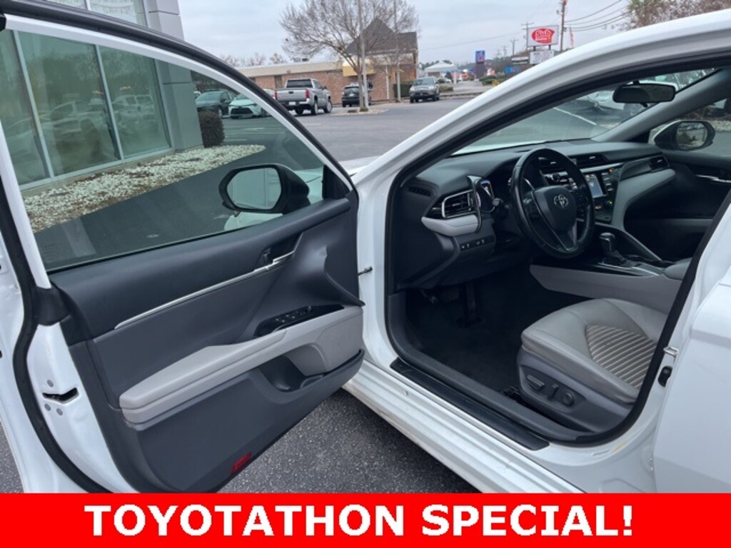 Used 2020 Toyota Camry SE Sedan