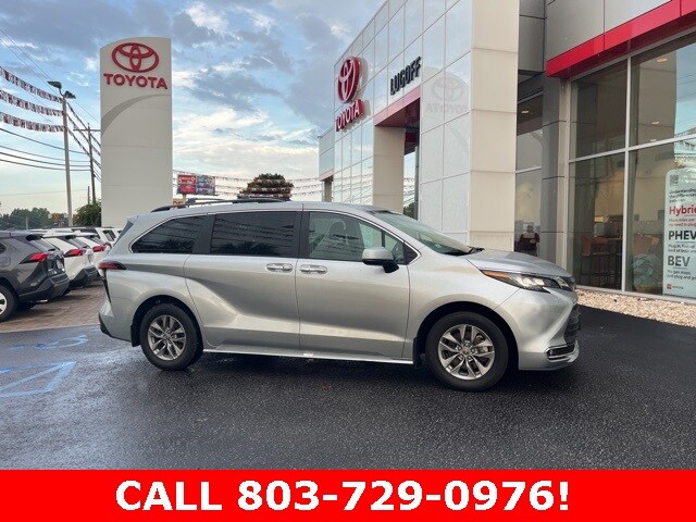 2022 Toyota Sienna XLE photo 2