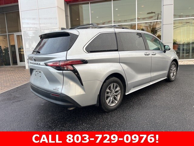 2022 Toyota Sienna XLE photo 3