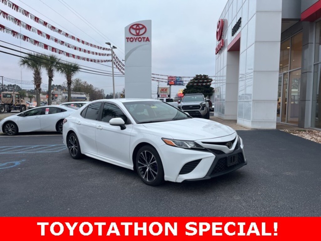 Used 2020 Toyota Camry SE Sedan