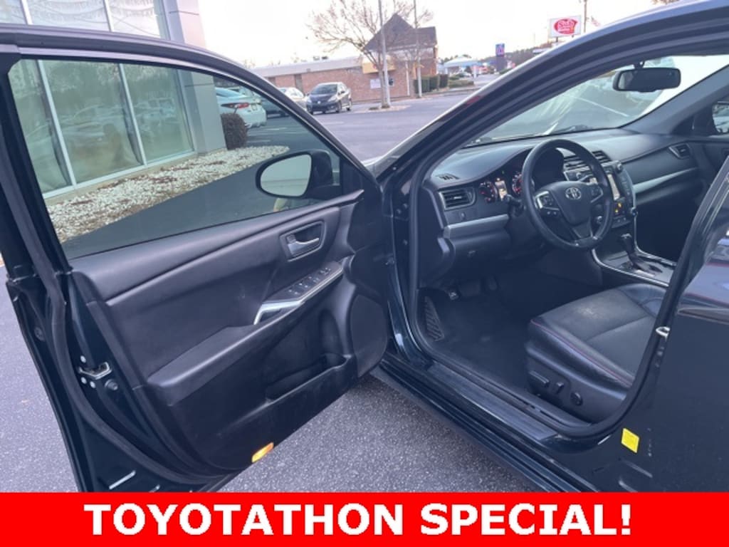 Used 2017 Toyota Camry SE Sedan