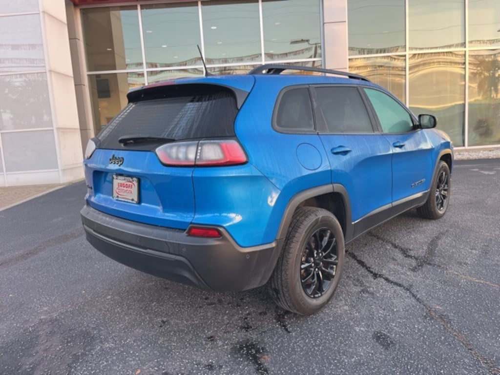 Used 2023 Jeep Cherokee Altitude Lux SUV