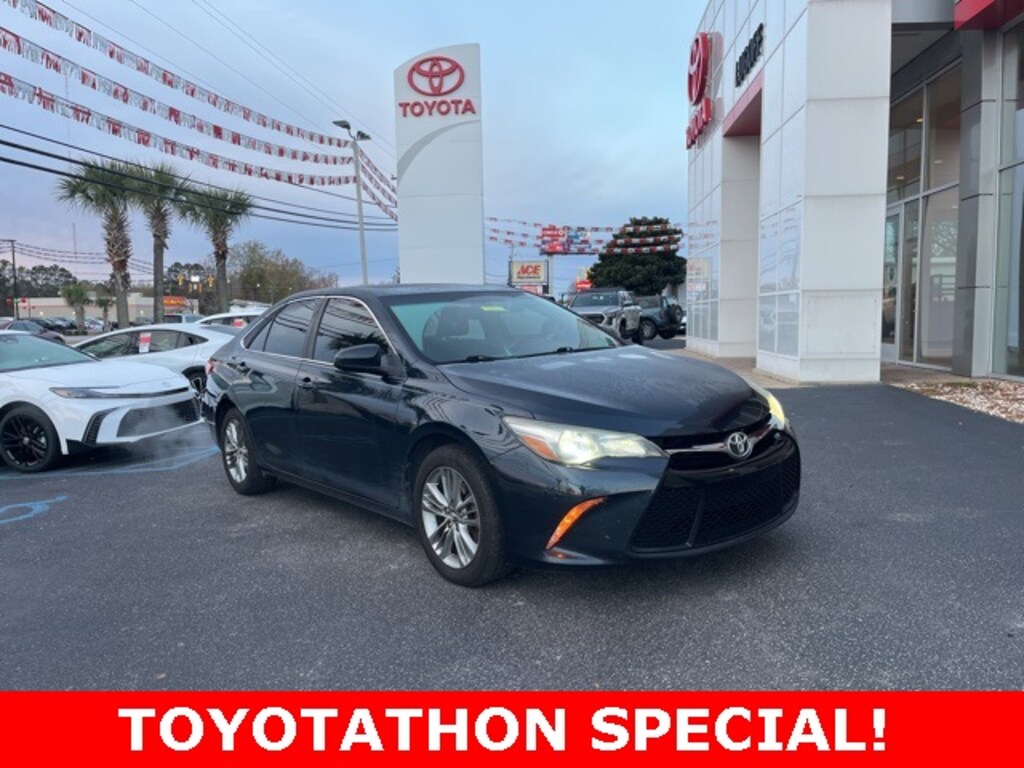 Used 2017 Toyota Camry SE Sedan
