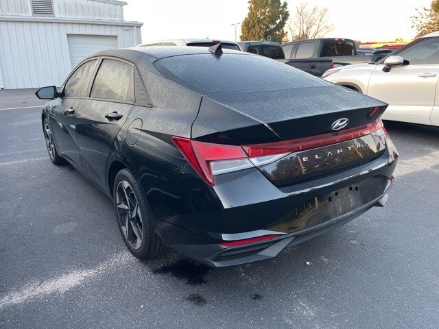 2023 Hyundai Elantra SEL photo 3