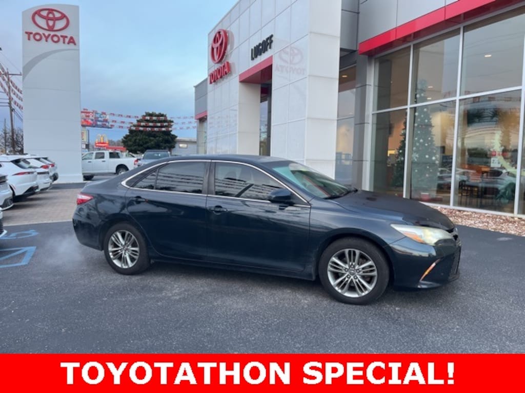 Used 2017 Toyota Camry SE Sedan