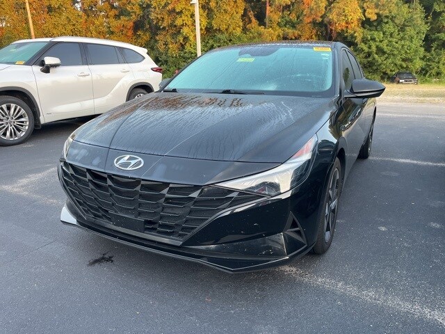 2023 Hyundai Elantra SEL photo 2