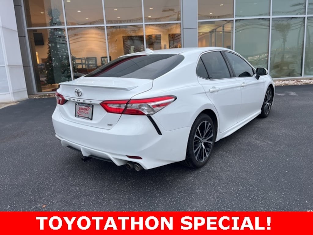 Used 2020 Toyota Camry SE Sedan