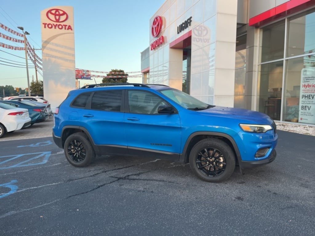 Used 2023 Jeep Cherokee Altitude Lux SUV