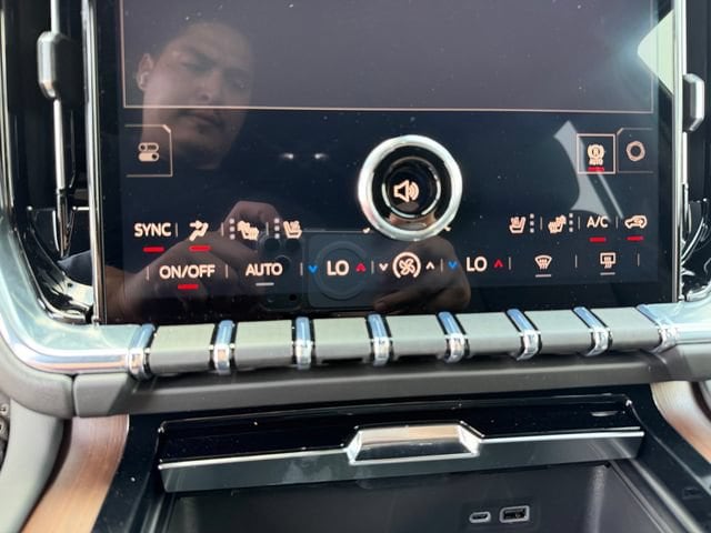2026 GMC Yukon Denali - Photo 14