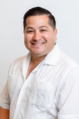 Staff member MAX DE LEON from ID_41001ac70092