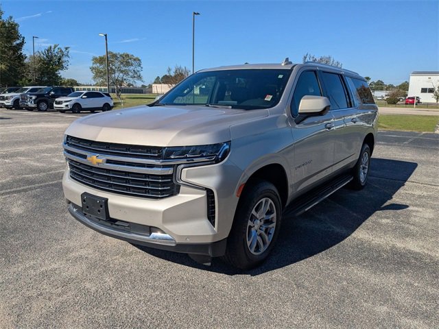 2024 Chevrolet Suburban LT photo 2