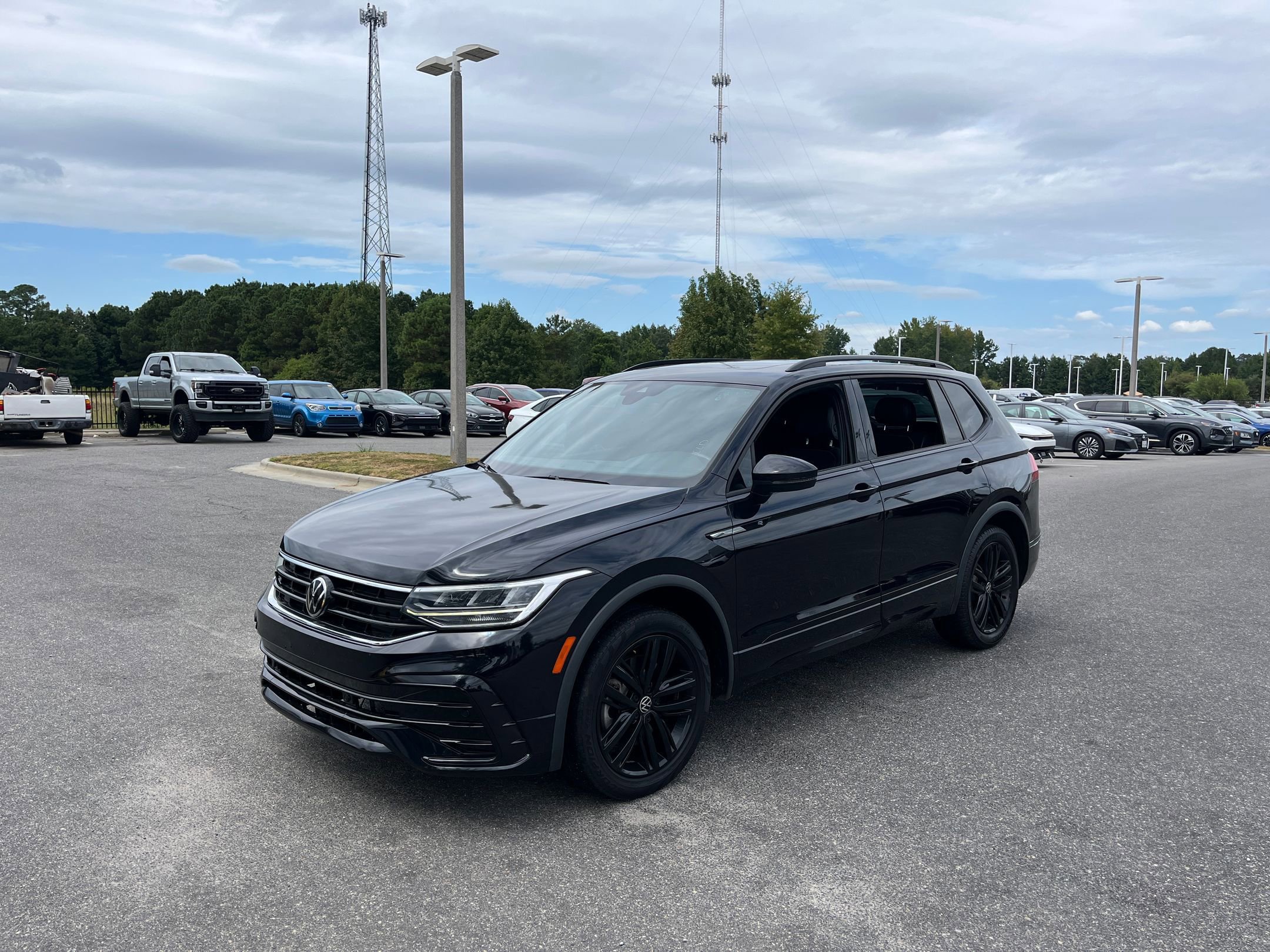 2022 Volkswagen Tiguan SE R-Line Black photo 2