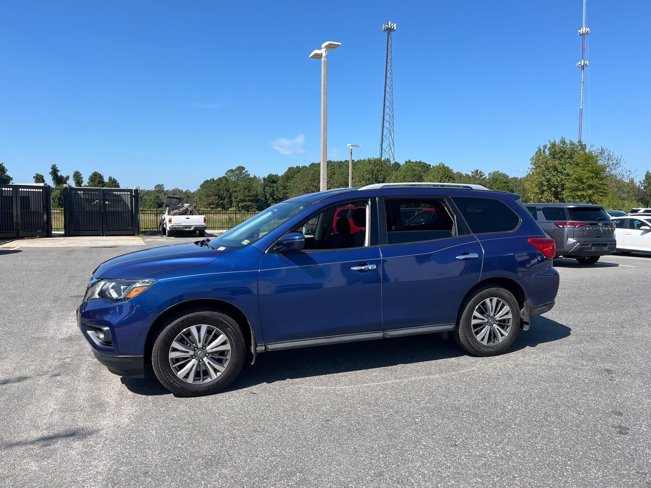2019 Nissan Pathfinder S photo 4