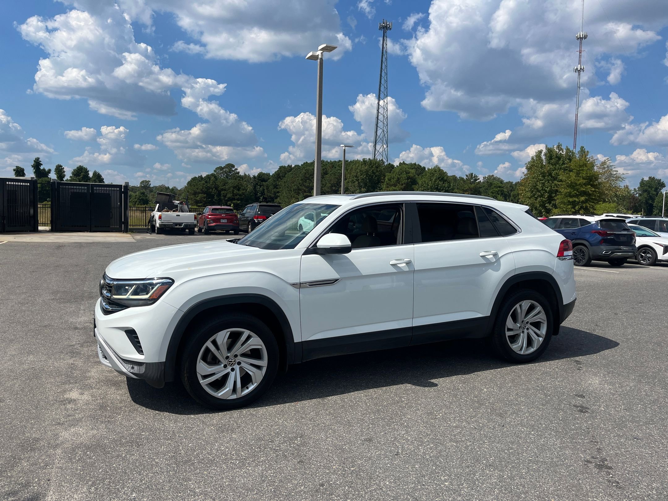 2020 Volkswagen Atlas Cross Sport V6 SEL photo 3